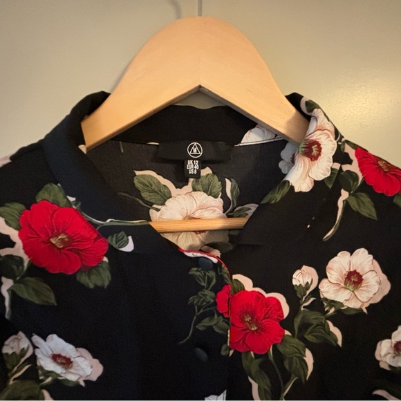 Missguided floral romper. Size 8. - Picture 6 of 11